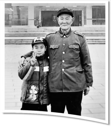 图③：2009年，徐威和外公龙廷全在四川省广安市思源广场留影。供图：徐威