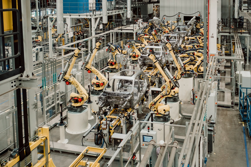 2月18日，重庆赛力斯汽车智慧工厂焊装车间生产场景。高彰摄