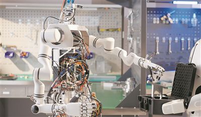 人形机器人在智能制造场景下，自主协同完成工具收纳任务。 中国科学院自动化研究所供图