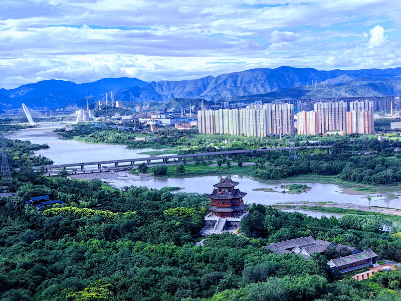 北京“母亲河”永定河两岸绿意盎然。丰台区供图