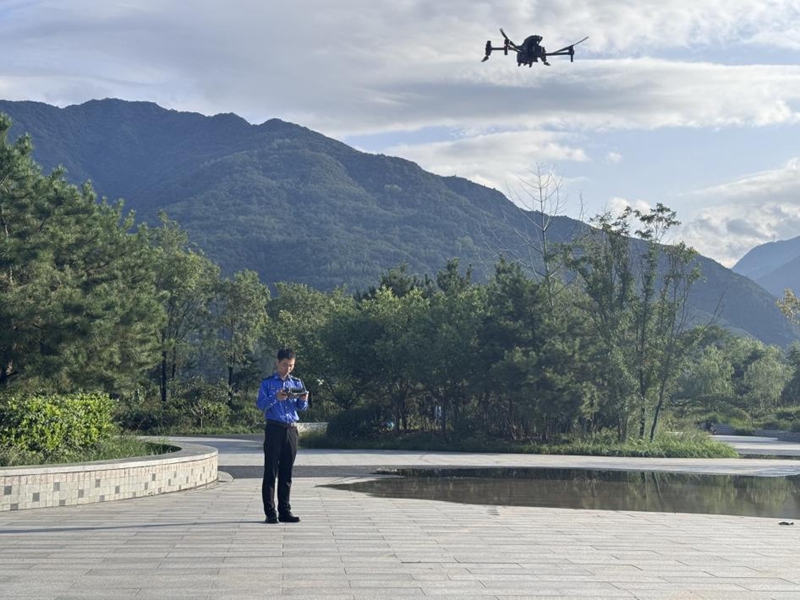网格员靳博在操控无人机巡山。受访者供图