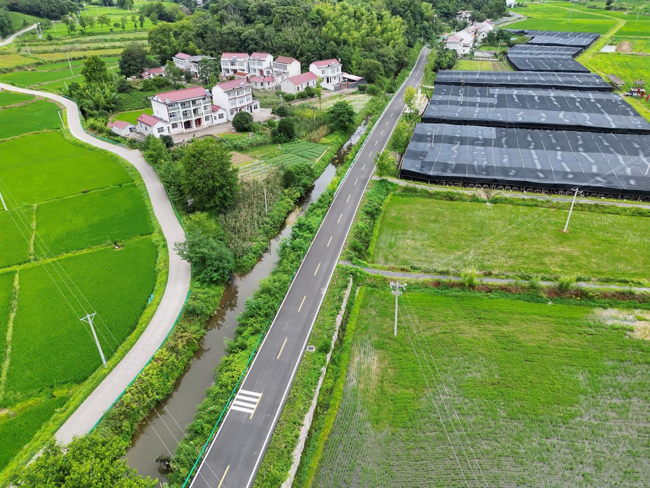 新修的杜戴路为杜家冲村带来新变化。黑石渡镇供图