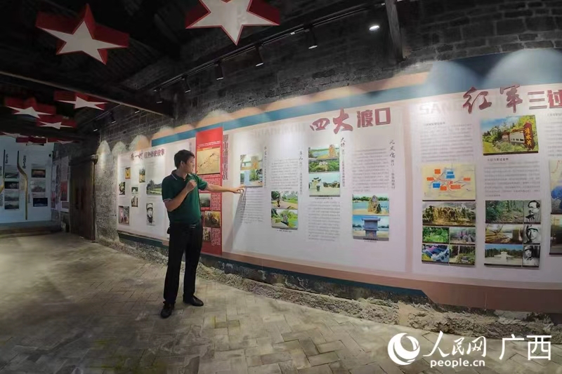 王军荣在讲解红色故事。人民网记者 雷琦竣摄